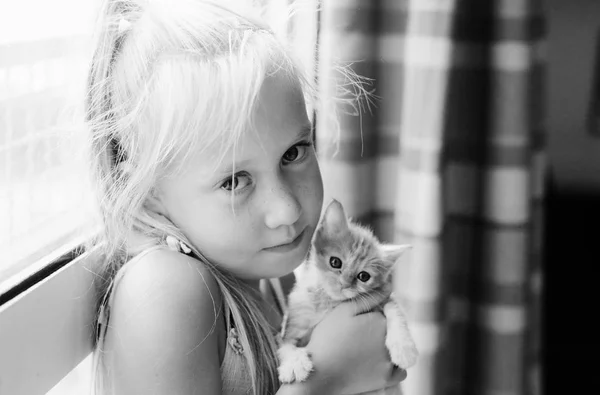 Petite fille avec chaton mignon — Photo