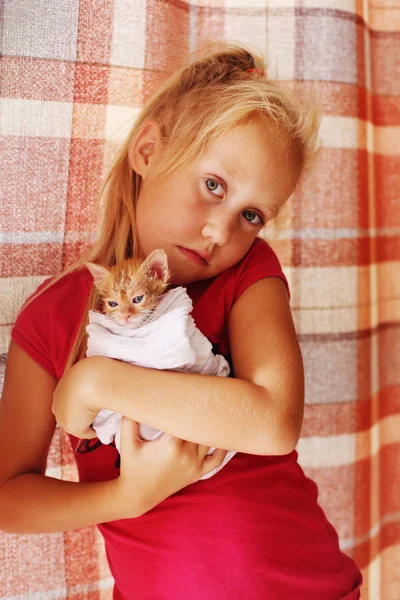 Meisje met rode kitten — Stockfoto