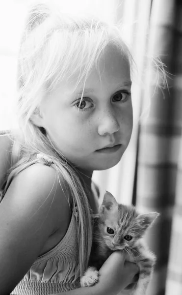 Petite fille avec chaton mignon — Photo