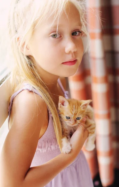 Petite fille avec chaton rouge — Photo