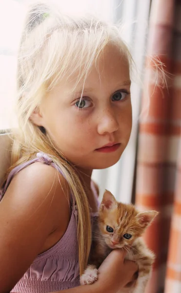 Petite fille avec chaton rouge — Photo