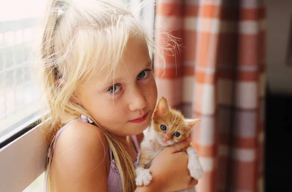 Kırmızı kedi yavrusu ile küçük kız — Stok fotoğraf
