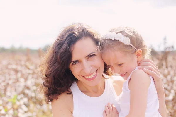 Retrato de hermosa madre con hija al aire libre —  Fotos de Stock