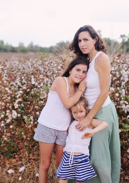 Portret van mooie moeder met twee dochters buitenshuis — Stockfoto