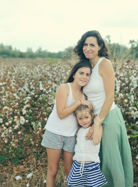 Porträtt av vackra mamma med två döttrar utomhus — Stockfoto