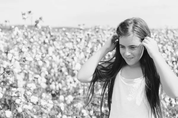 Retrato de hermosa madre con hija al aire libre —  Fotos de Stock