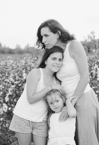 Портрет красивой матери с двумя дочерьми на открытом воздухе — стоковое фото