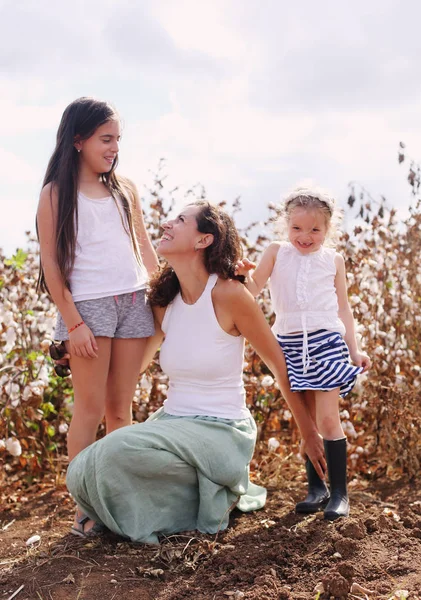 Porträtt av vackra mamma med två döttrar utomhus — Stockfoto