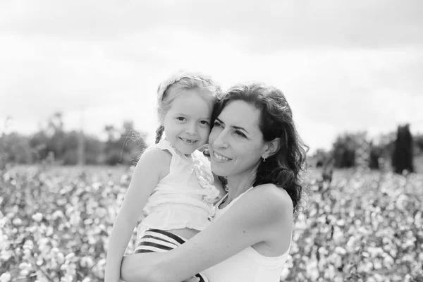 Portrait Beautiful Mother Daughter Outdoors — Stock Photo, Image