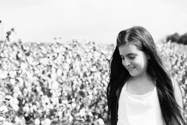 Retrato de linda chica de 11 años al aire libre — Foto de Stock