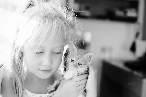 Retrato de menina de 6 anos com gatinho vermelho bonito — Fotografia de Stock