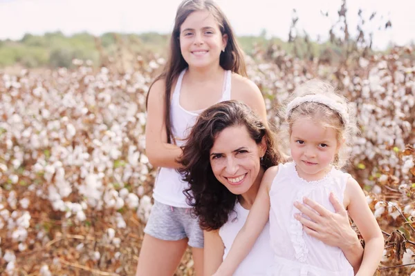 Retrato de bela mãe com duas filhas ao ar livre — Fotografia de Stock