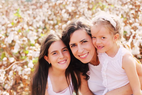 Portret van mooie moeder met twee dochters buitenshuis — Stockfoto