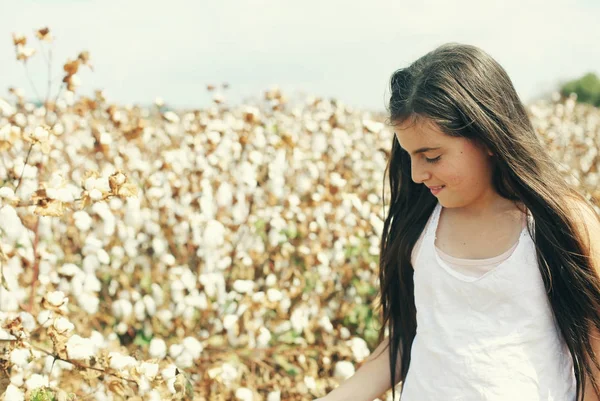 Портрет симпатичной 11-летней девочки на открытом воздухе — стоковое фото