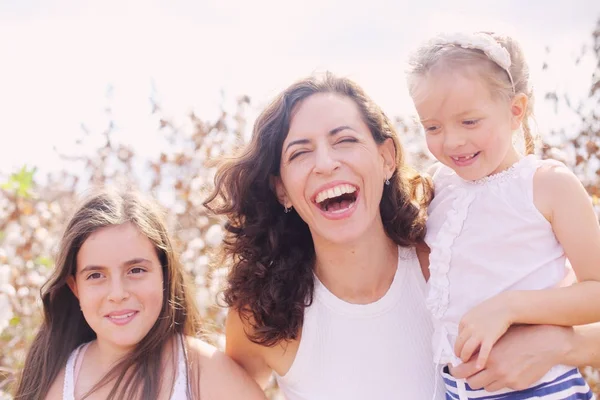 Porträtt av vackra mamma med två döttrar utomhus — Stockfoto