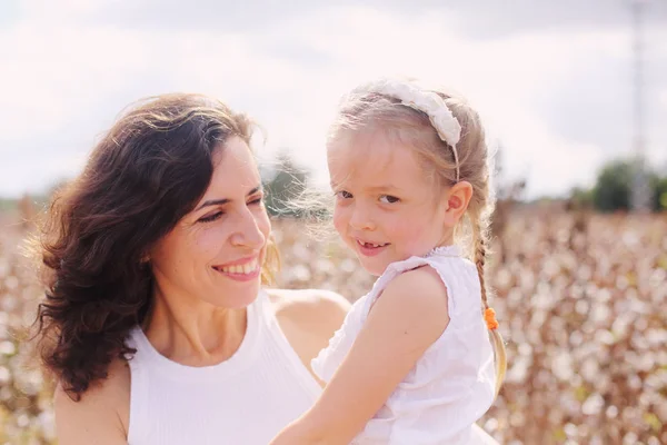 Portret van mooie moeder met twee dochters buitenshuis — Stockfoto