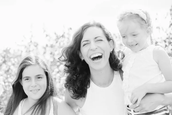 Açık havada iki kızı ile güzel annesinin portresi — Stok fotoğraf