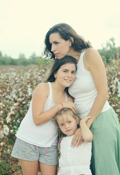 Portret van mooie moeder met twee dochters buitenshuis — Stockfoto