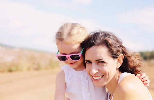 Portret van mooie moeder met dochter outdoors — Stockfoto