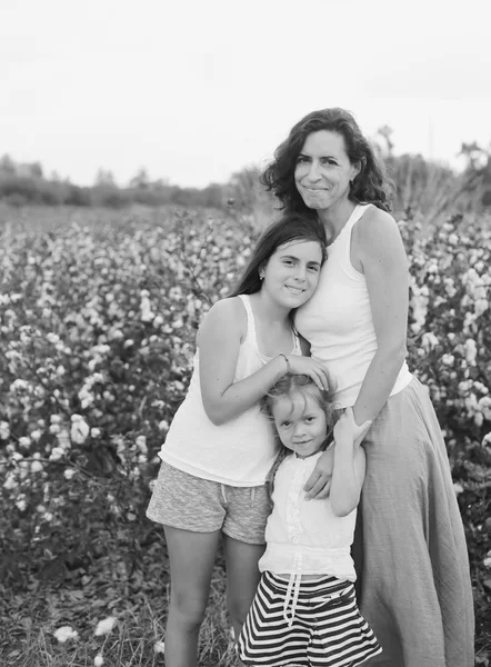 Porträt einer schönen Mutter mit zwei Töchtern im Freien — Stockfoto
