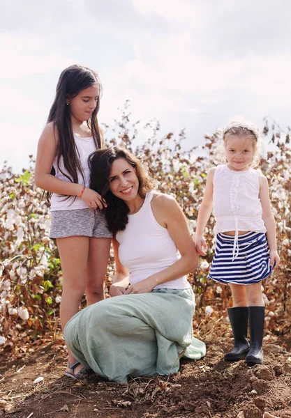 Retrato de hermosa madre con dos hijas al aire libre — Foto de Stock