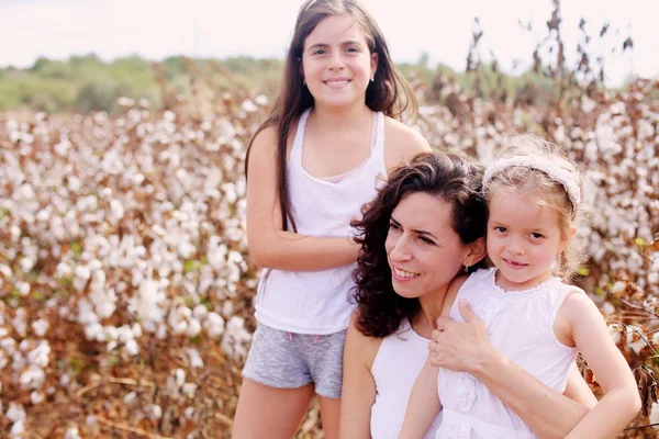 Portret Van Mooie Moeder Met Twee Dochters Buitenshuis — Stockfoto