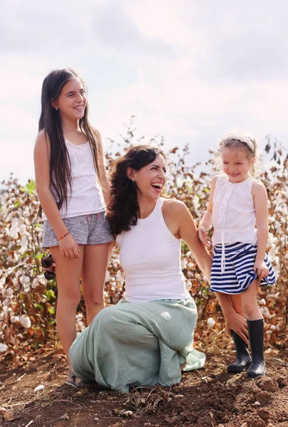 Retrato de hermosa madre con dos hijas al aire libre — Foto de Stock