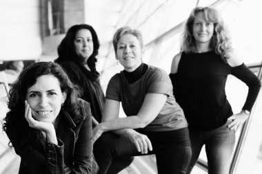 Siyah ve beyaz kapalı üç güzel 40 yıl yaşlı kadın portresi