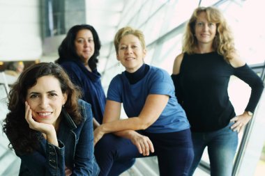 Kapalı üç güzel 40 yıl yaşlı kadın portresi