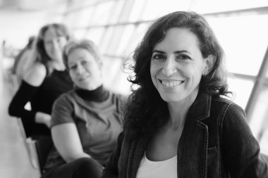 Siyah ve beyaz kapalı üç güzel 40 yıl yaşlı kadın portresi