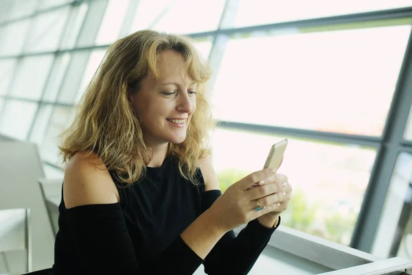 Retrato Interior Bela Mulher Anos Segurando Telefone Celular — Fotografia de Stock