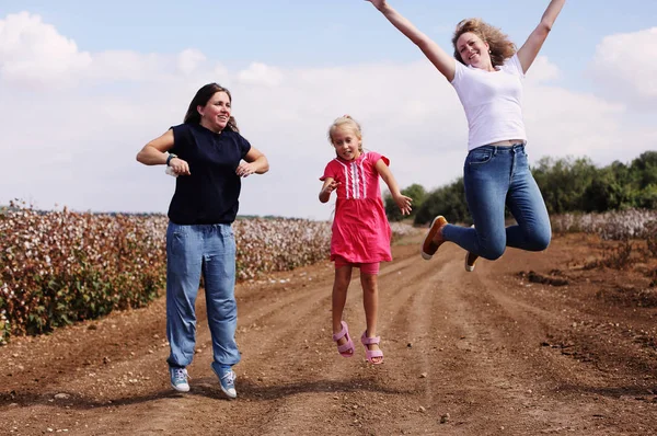 Retrato Hermosas Madres Con Niño Saltando Aire Libre —  Fotos de Stock