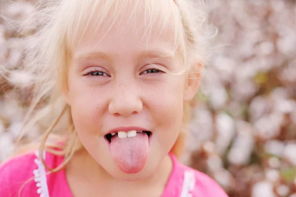 Porträt Eines Entzückenden Kleinen Mädchens Freien Baumwollfeld — Stockfoto