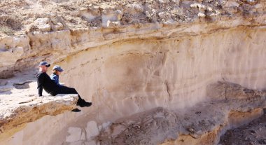 Baba ve oğul bir uçurumun oturuyor