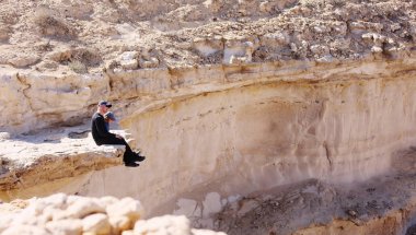 Baba ve oğul bir uçurumun oturuyor