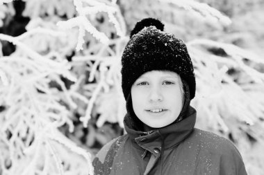 Açık havada çok güzel bir otistik çocuk kış portresi