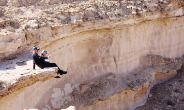 Baba ve oğul bir uçurumun oturuyor