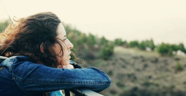 Güzel 40 yaşında bir kadın açık havada portresi