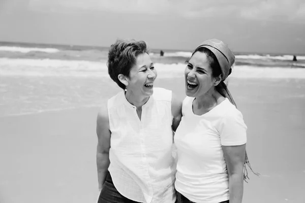 Открытый Портрет Двух Женщин Стоящих Пляже — стоковое фото