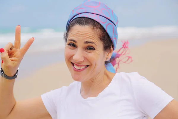 Outdoor Portret Van Gelukkige Vrouw Het Strand — Stockfoto