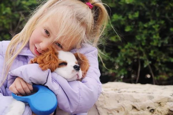 Yıl Yaşlı Kız Parkta Bir Köpek Yavrusu Ile Yürüyor — Stok fotoğraf