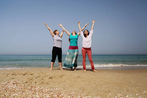 Retrato Tres Hermosas Mujeres Años Caminando Por Playa —  Fotos de Stock