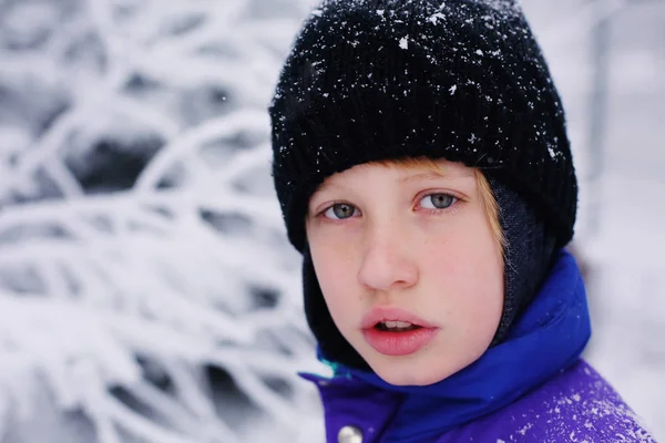 Зимовий Портрет Чарівного Хлопчика Аутиста Відкритому Повітрі — стокове фото