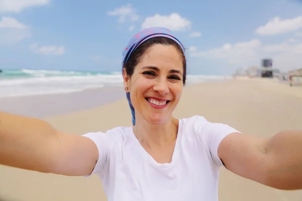 Außenporträt Einer Glücklichen Frau Strand — Stockfoto