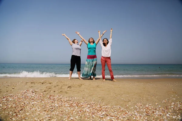 Retrato Tres Hermosas Mujeres Años Caminando Por Playa — Foto de Stock