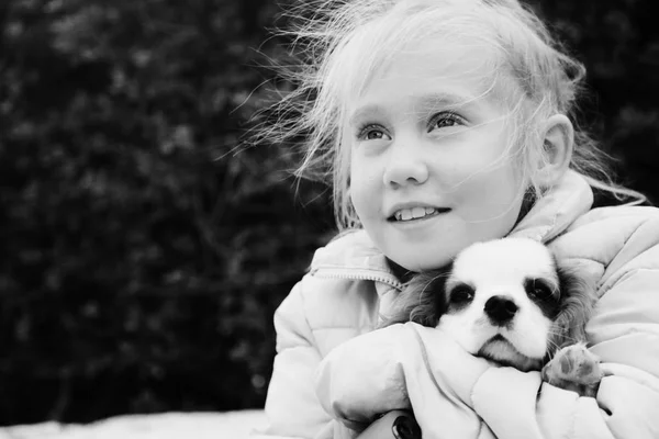 Jarig Oud Meisje Loopt Met Een Pup Het Park — Stockfoto