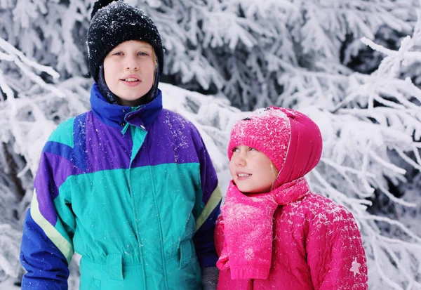 Portrait Hiver Heureuse Fille Ans Avec Son Autiste Ans Frère — Photo