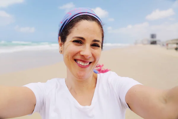 Εξωτερική Πορτρέτο Του Ευτυχισμένη Γυναίκα Στην Παραλία — Φωτογραφία Αρχείου