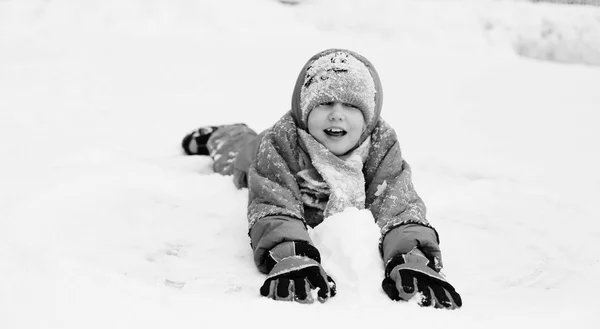 一个可爱的7岁女孩在户外的冬天肖像 — 图库照片
