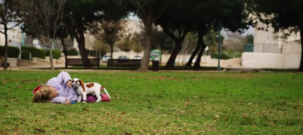 Anni Ragazza Cammina Con Cucciolo Nel Parco — Foto Stock